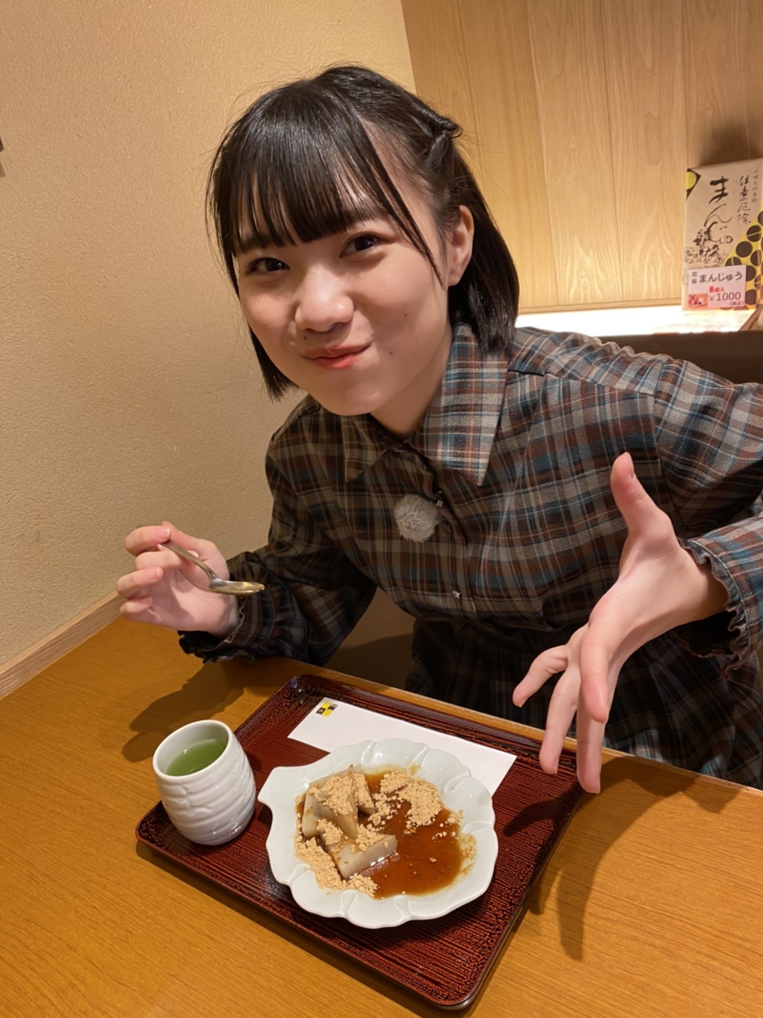 【写真】プレゼンターが食レポに挑戦中