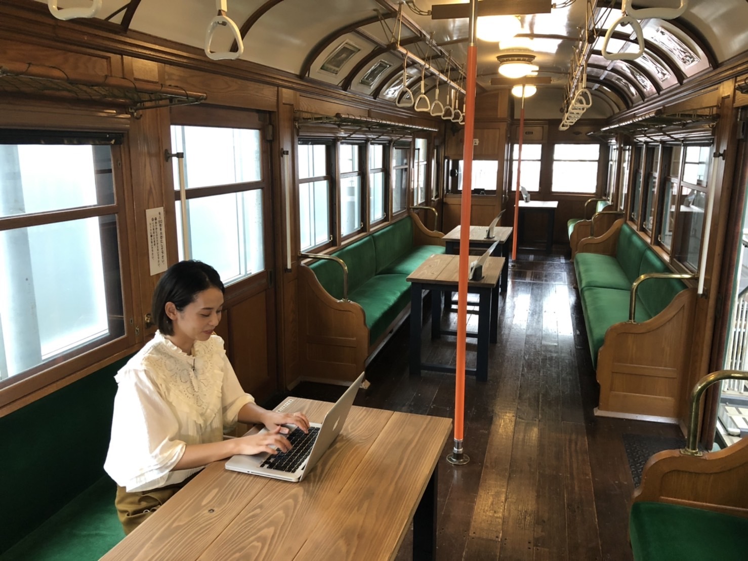 【写真】「電車とバスの博物館」のワーキングスペースでプレゼンターが写っています