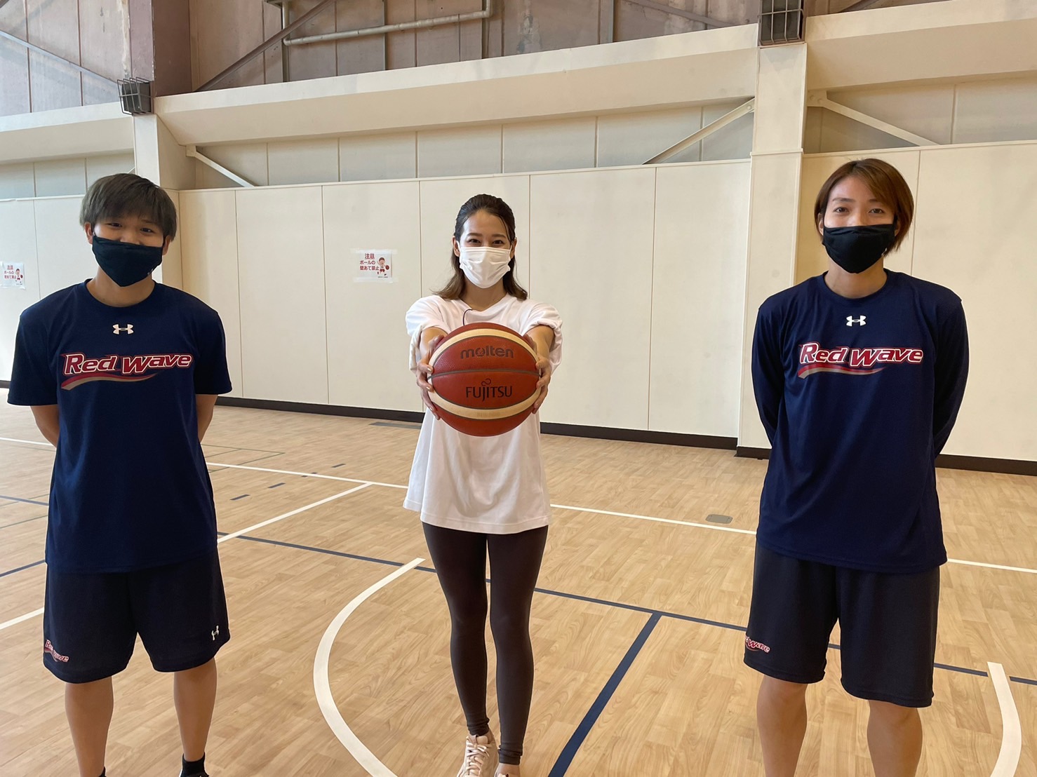 【写真】町田選手と篠崎選手、プレゼンターの3人が写っています