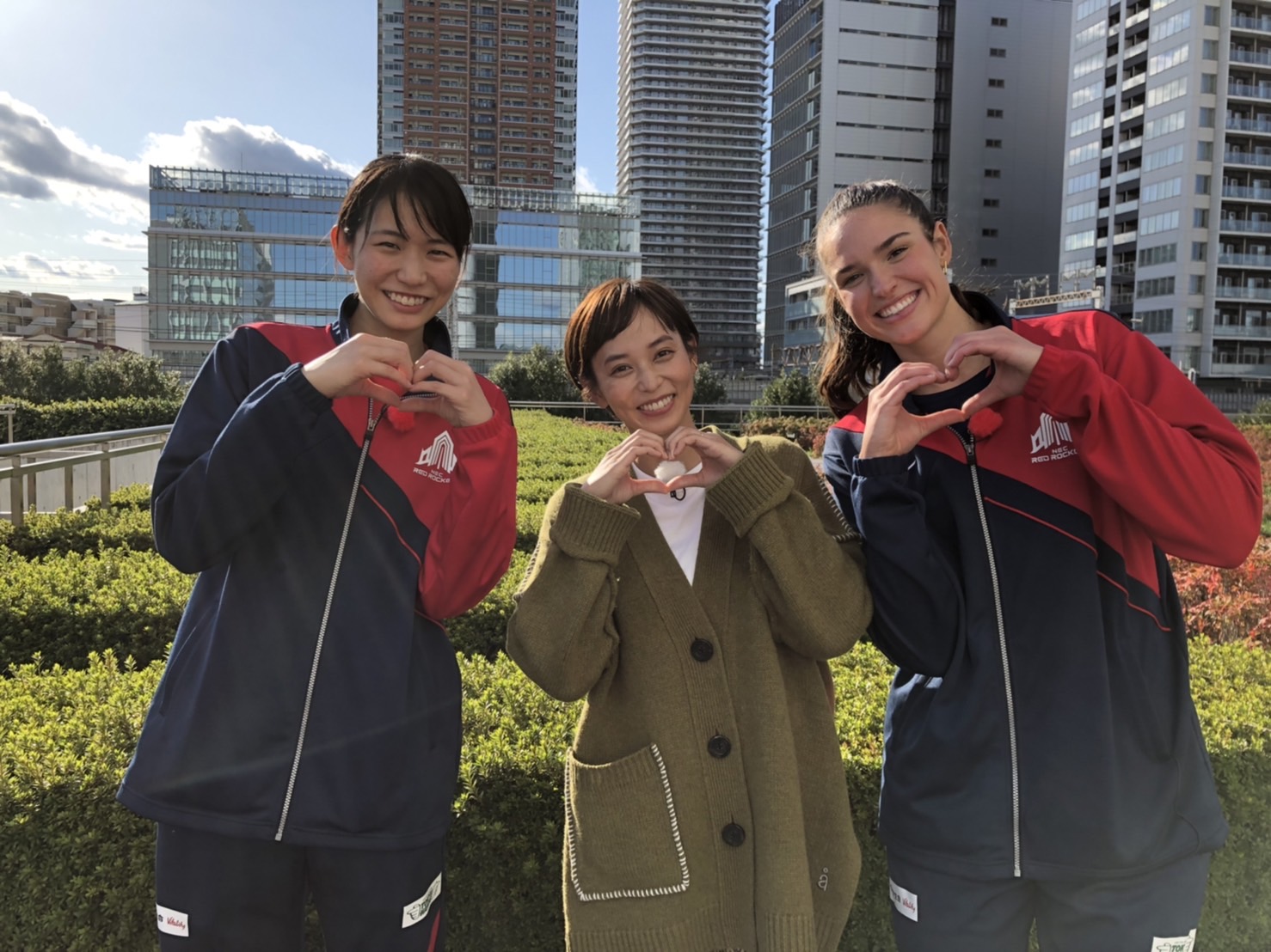 【写真】左からNECレッドロケットの選手の古賀選手、中央に依吹さん、右側にサラ選手が写っています。