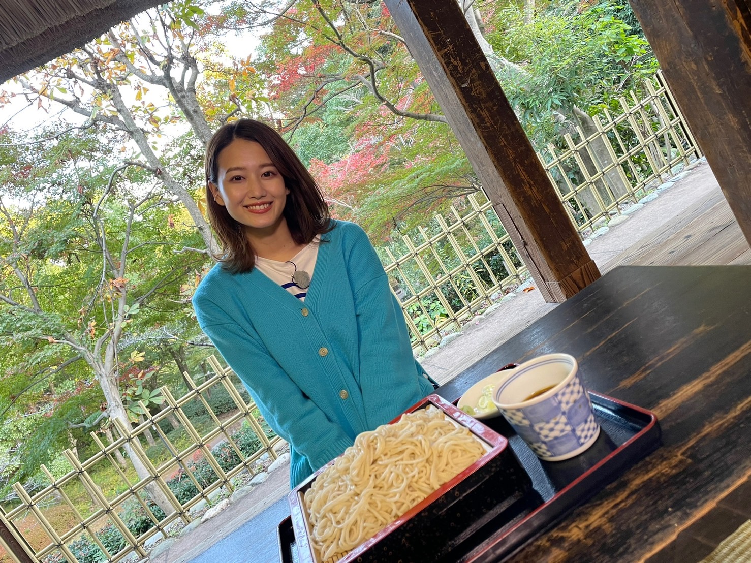 【写真】プレゼンターとお蕎麦が写っています。