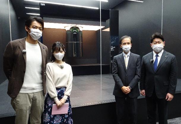 【写真】量子コンピューターの前で左から敦士さん、田中アナウンサー、日本IMB山道さん、福田市長が写っています