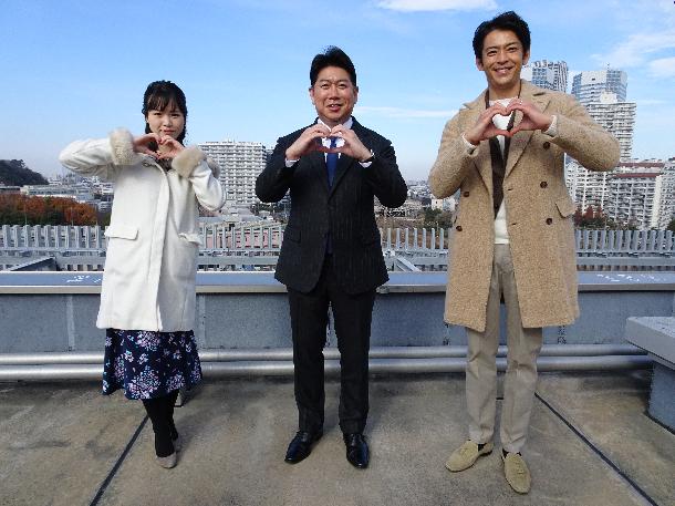 【写真】左から田中アナウンサー、中央に福田市長、右に敦士さんがLOVEかわポーズで写っています。