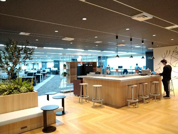 【写真】富士通のオフィスの様子が写っています