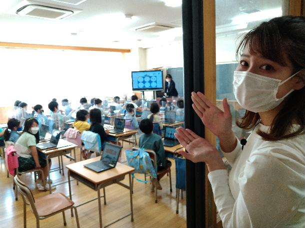 【写真】プレゼンターが子どもたちの様子を紹介しています。