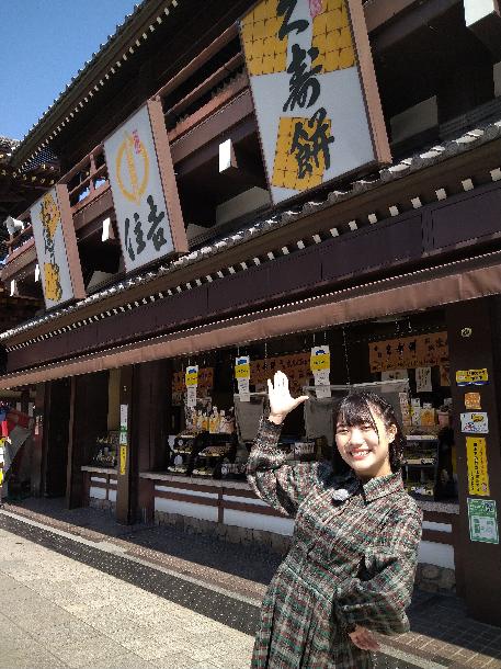 【写真】プレゼンターが久寿餅の住吉産の前で写っています。