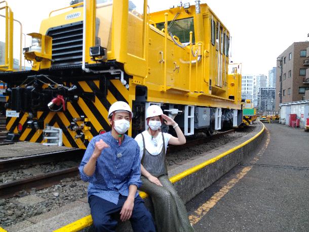 【写真】MC敦士さん、須貝さんが起動モーターカーと写っています。