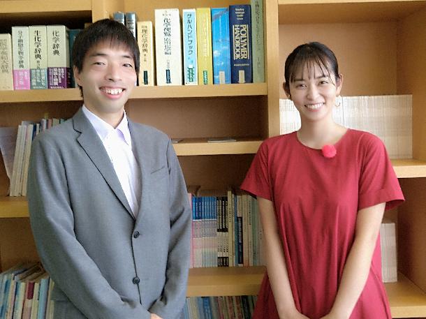 【写真】左に内田先生、右にレポーターが写っています。