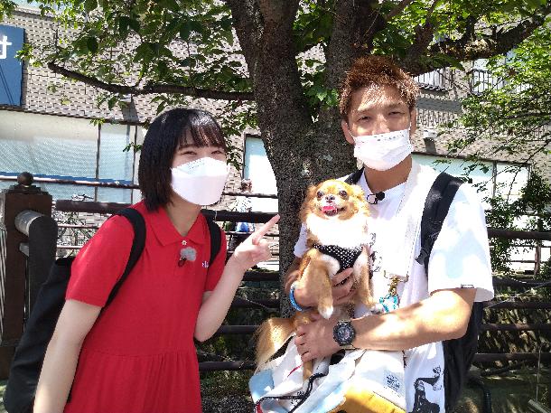 【写真】左にレポーター、右に所さんが愛犬を抱いて写っています。