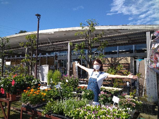 【写真】プレゼンターがセレサモス麻生店の前で写っています