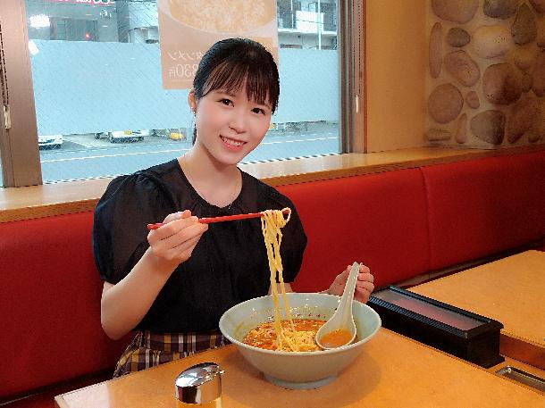 【写真】田中碧アナが、タンタン麺を食べています。