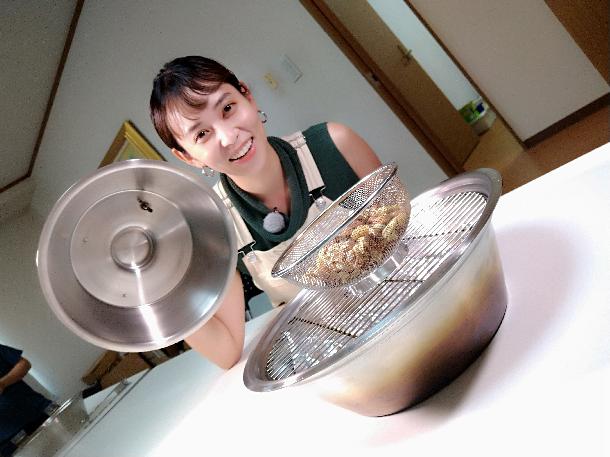 【写真】プレゼンターが燻製作りにチャレンジする様子が写っています