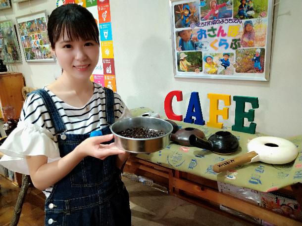 【写真】田中アナが焙煎したてのコーヒー豆と写っています