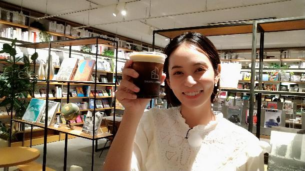 【写真】シェアラウンジでコーヒーを飲むプレゼンターが写っています