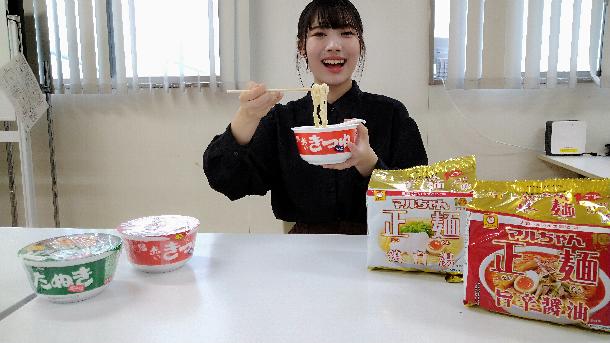 【写真】プレゼンターがカップ麺を食べている様子が写っています