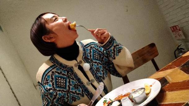 【写真】依吹さんがフレンチトーストを食べています