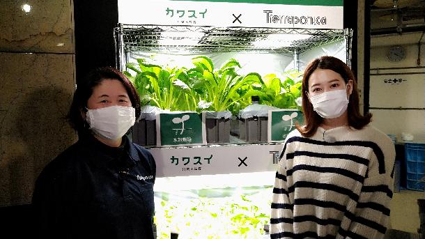 【写真】左にカワスイ川崎水族館のスタッフ、右に須貝茉彩さんが写っています