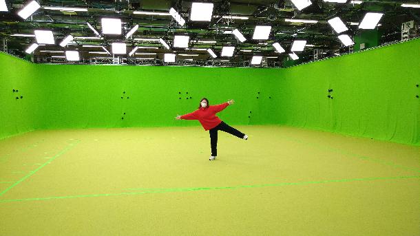 【写真】須貝茉彩さんが緑で囲まれたスタジオで写っています