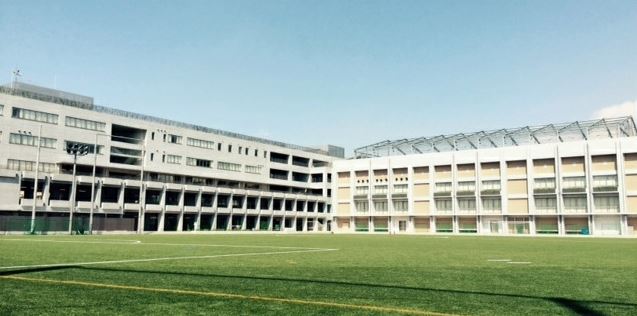 【写真】市立川崎高校の校舎が写っています