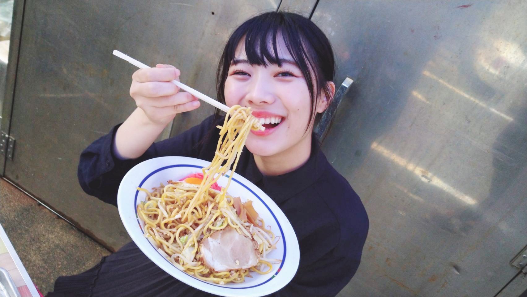 【写真】プレゼンターが麺を食べています