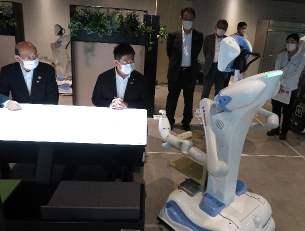 Future Lab HANEDA(ロボットカフェ)を視察する市長