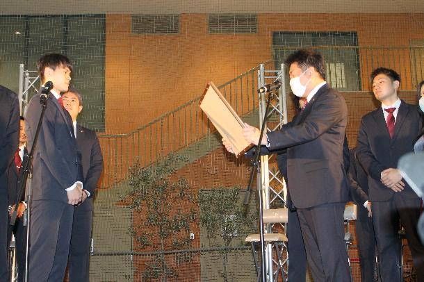 藤井選手に賞状を贈呈する市長