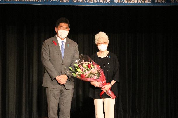 拉致被害者家族の横田早紀江さんとの記念撮影