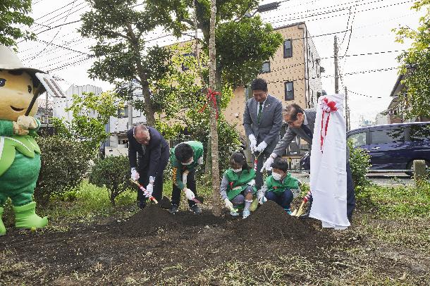 記念植樹の様子