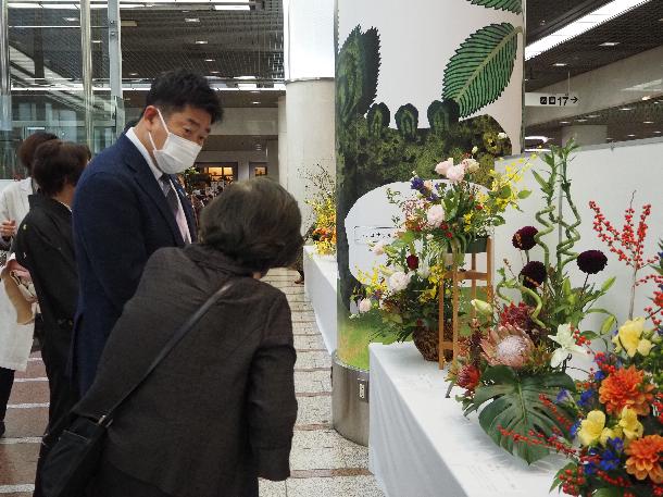 花展を鑑賞する市長