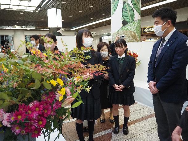 出展者から作品の説明を聞く市長