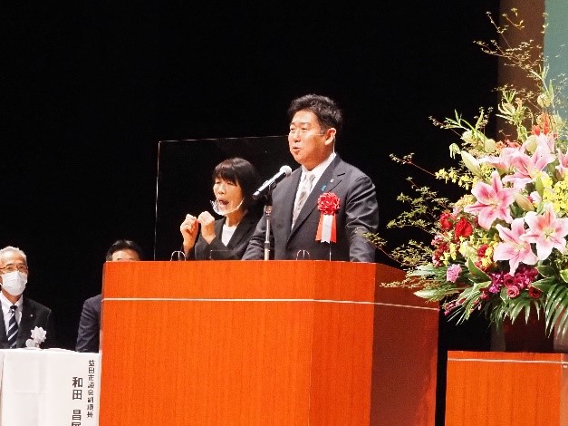 挨拶を述べる市長