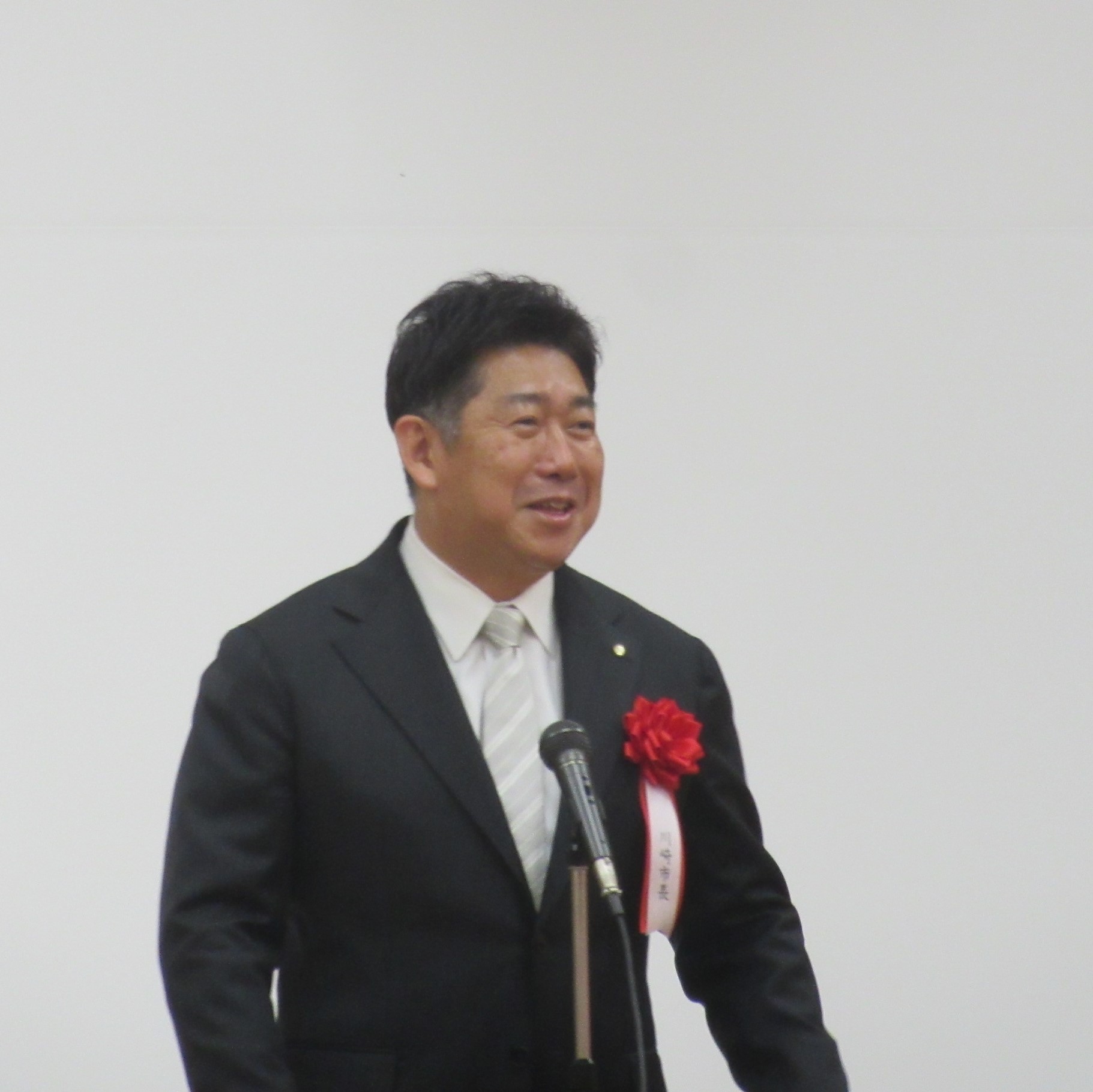 祝辞を述べる市長