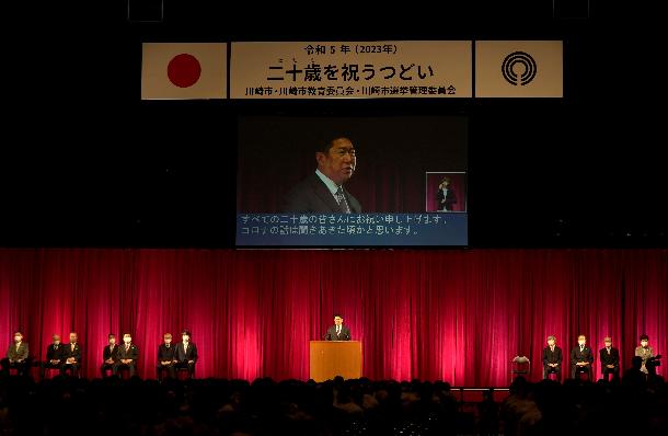 主催者挨拶を述べる市長