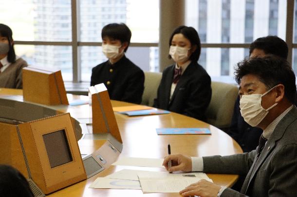 子どもたちの意見を聴く市長