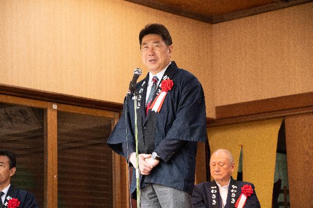 記念式典で挨拶を述べる市長　　