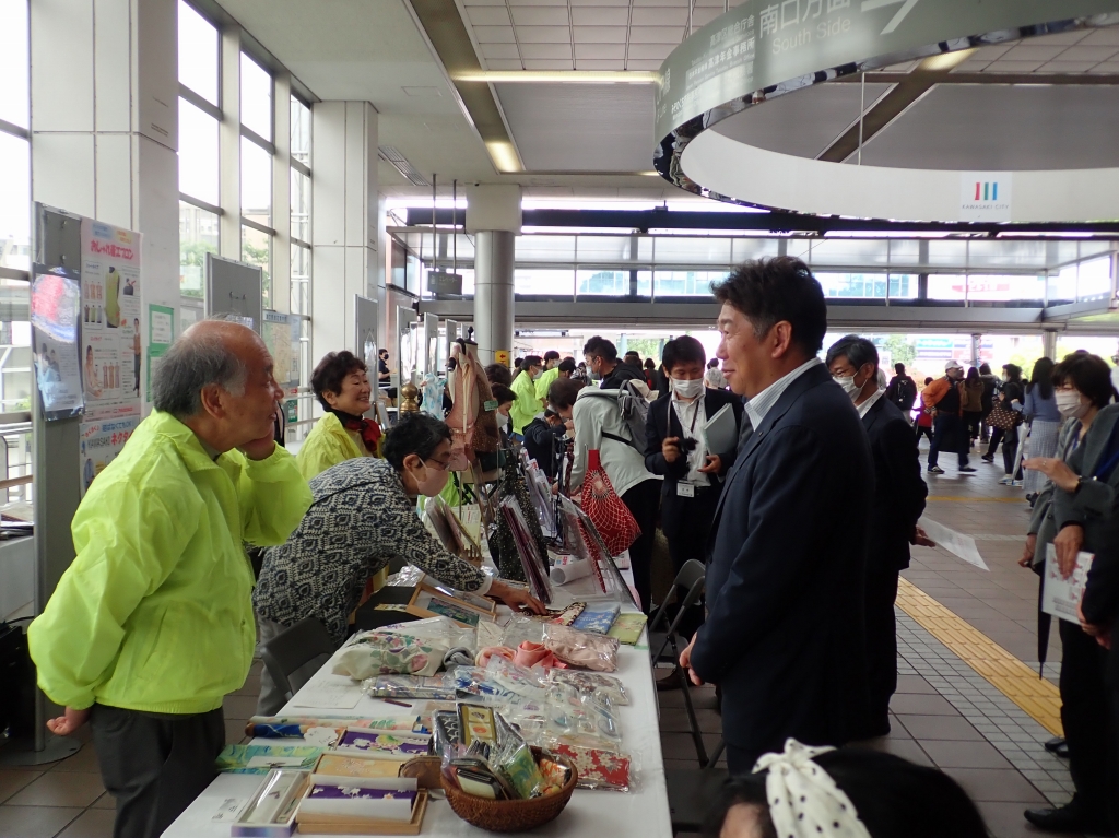 出展マイスターを訪問する市長