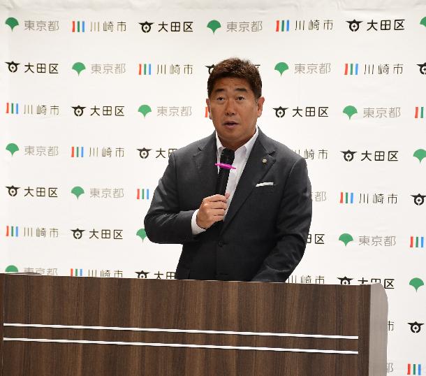 挨拶を述べる市長