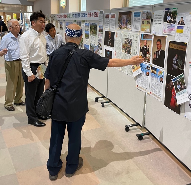 写真1:会場を巡る市長