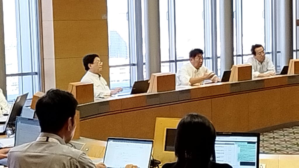 写真2:局区との意見交換を行う市長