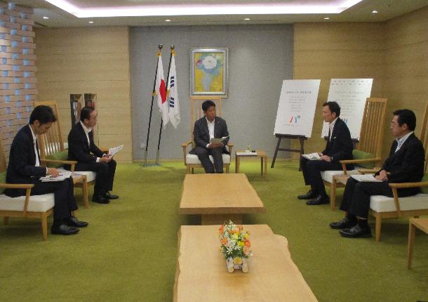 写真2:監査委員と意見を交換する市長