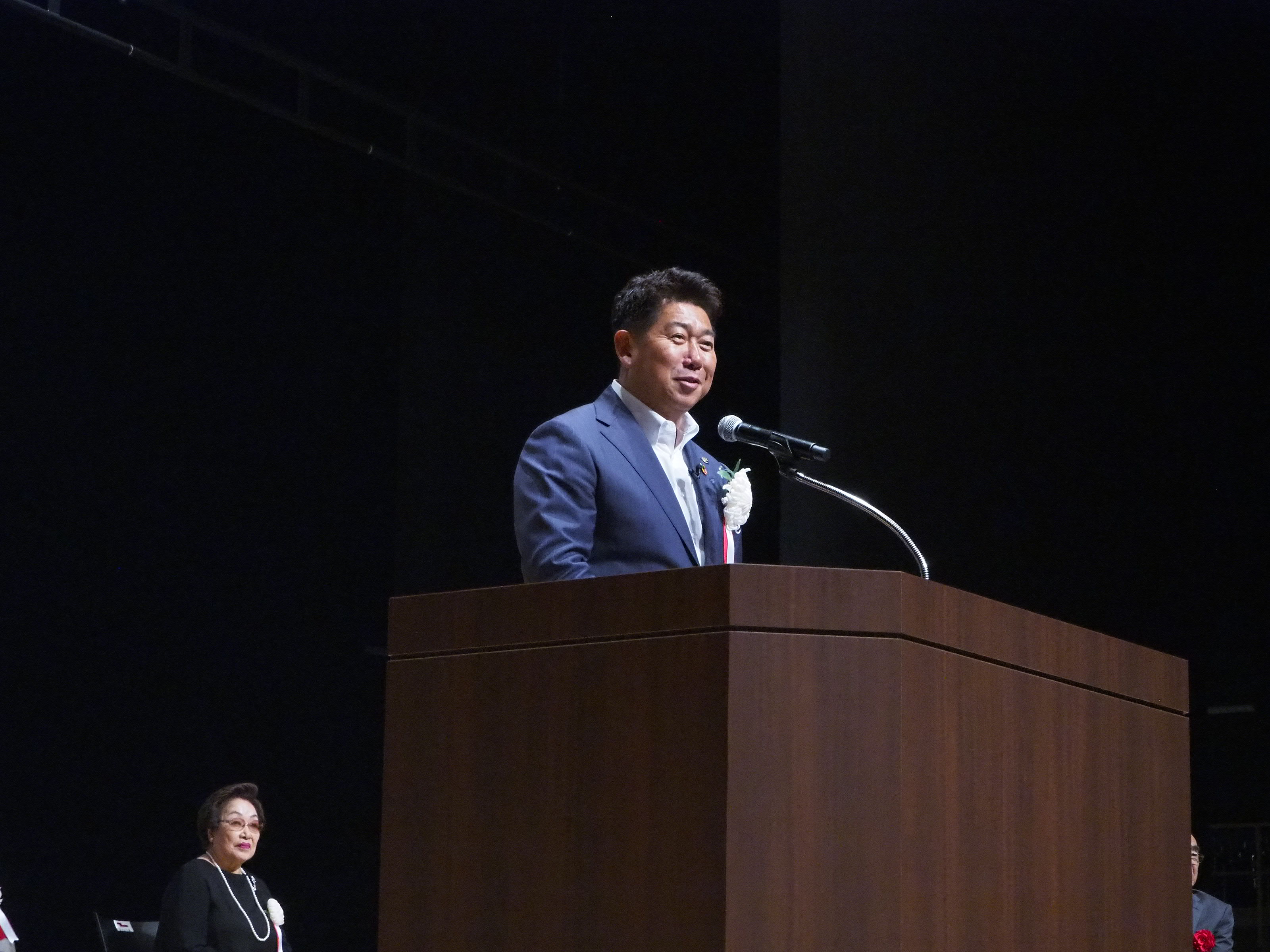 写真1:挨拶を述べる市長