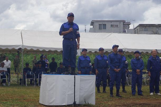 写真2：閉会式で挨拶を述べる市長