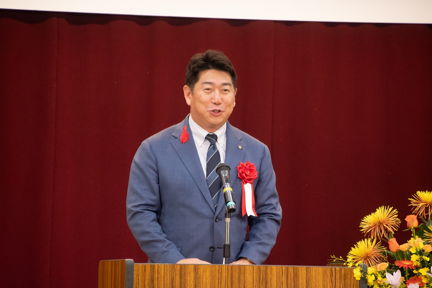 東海道かわさき宿交流館の開館10周年式典であいさつを述べる市長