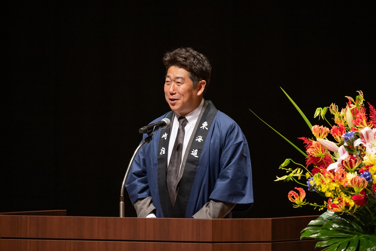 写真左：10月21日第35回東海道シンポジウム2023で挨拶を述べる市長