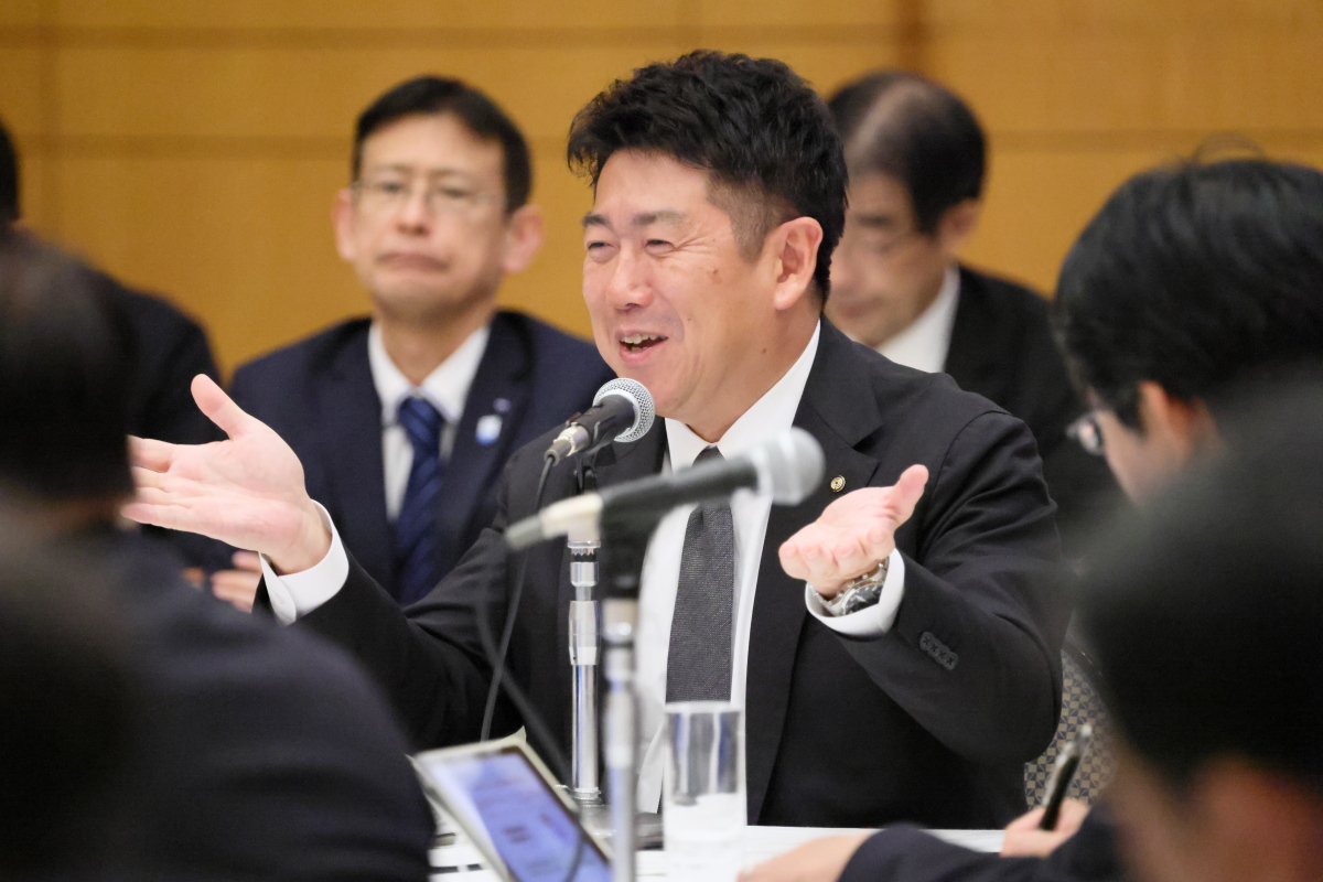 写真1：会議で発言する市長