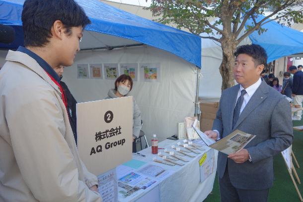 写真1：木製品の説明を受ける市長