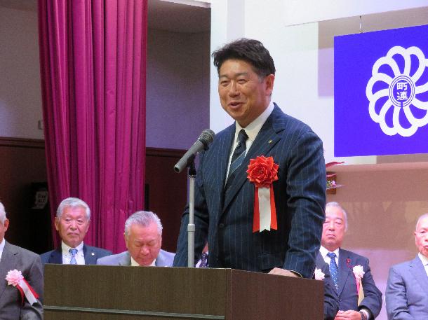 写真1：祝辞を述べる市長