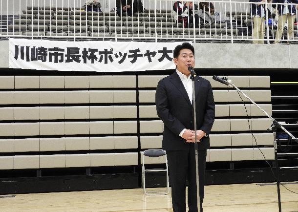 写真1：開会式で挨拶を述べる市長