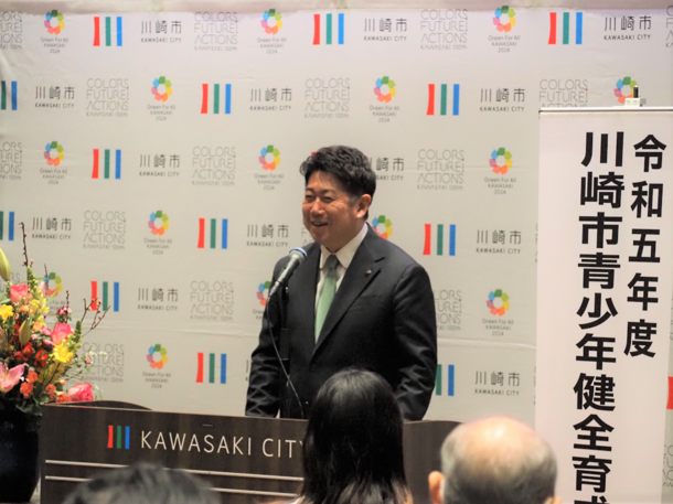 写真1:挨拶を述べる市長