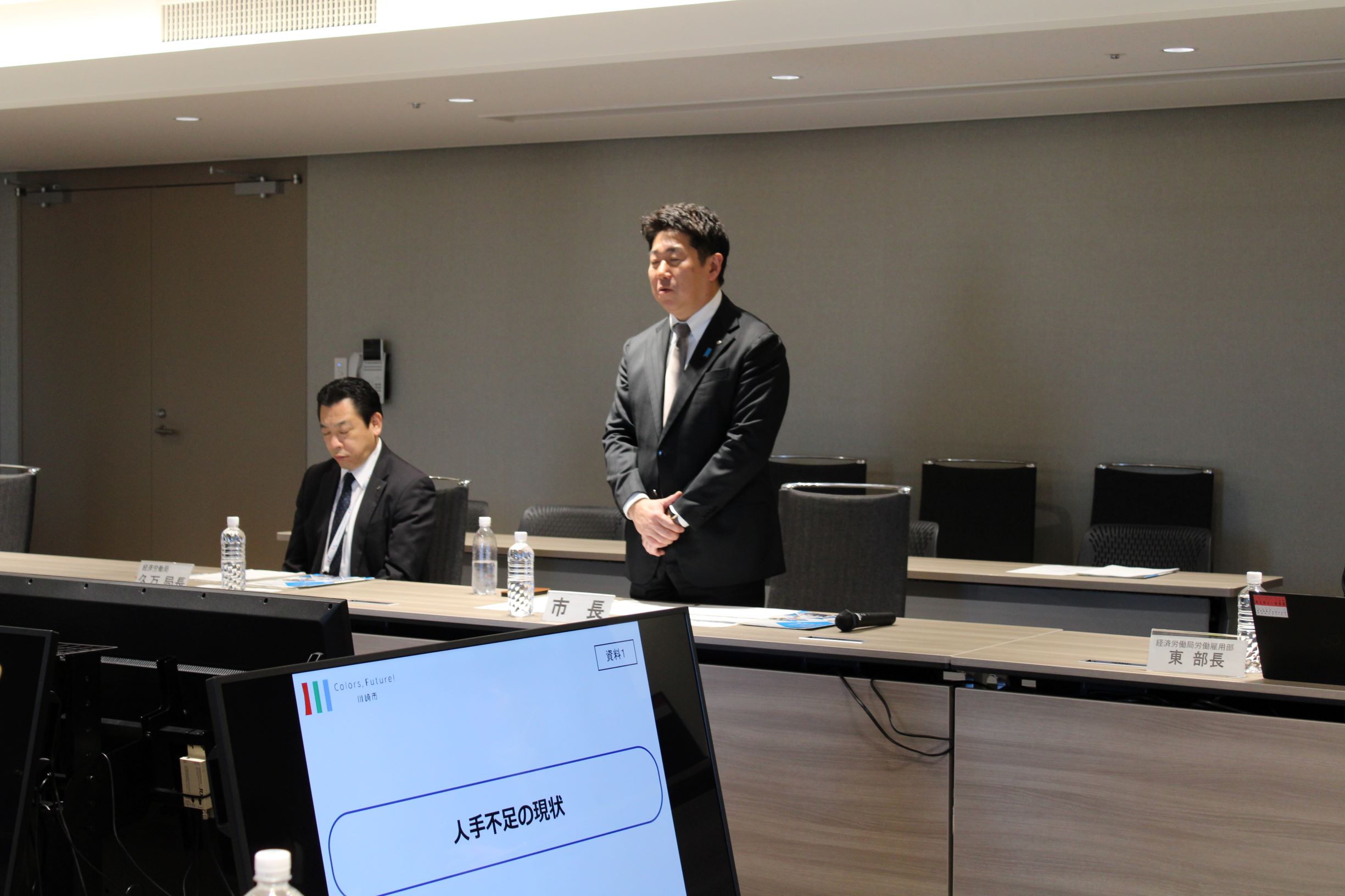 写真1:挨拶を述べる市長